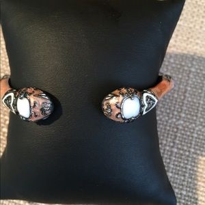 Pearlescent mauve enamel bracelet, hinged.